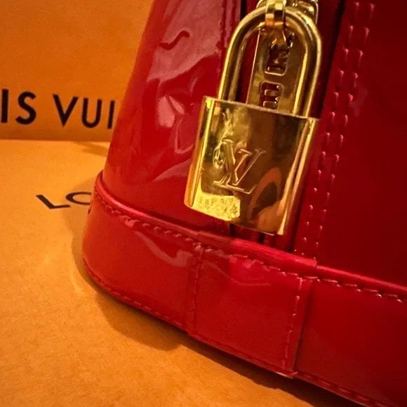 Red Vernis Louis Vuitton Alma PM - Picture 5 of 11